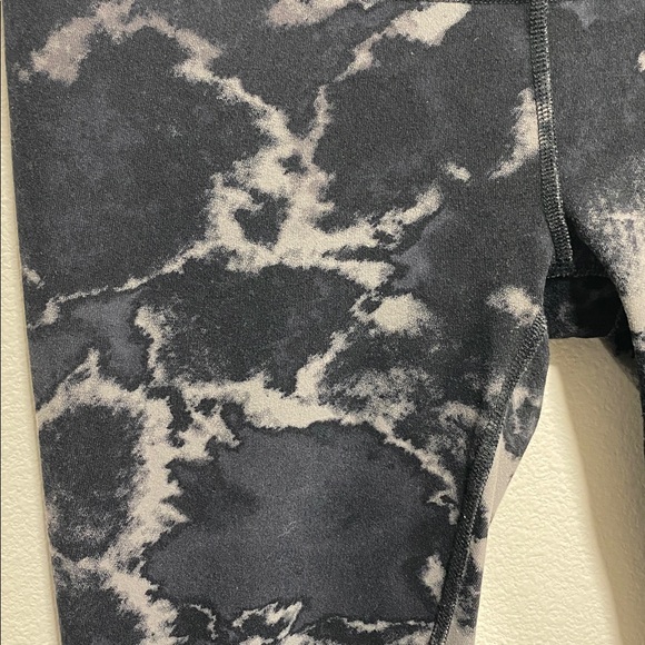 ALO Yoga Black Marble‎ Airbrush Leggings | Size M Low Rise - Picture 6 of 15